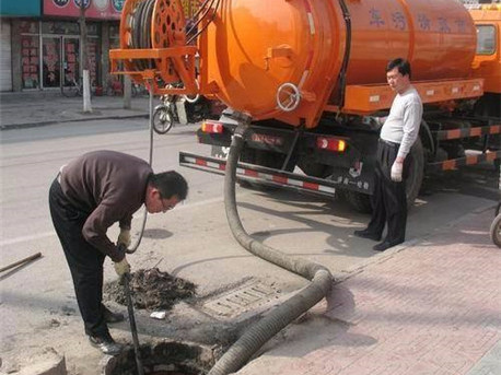 龙滚镇清掏化粪池，健康生活从这里开始
